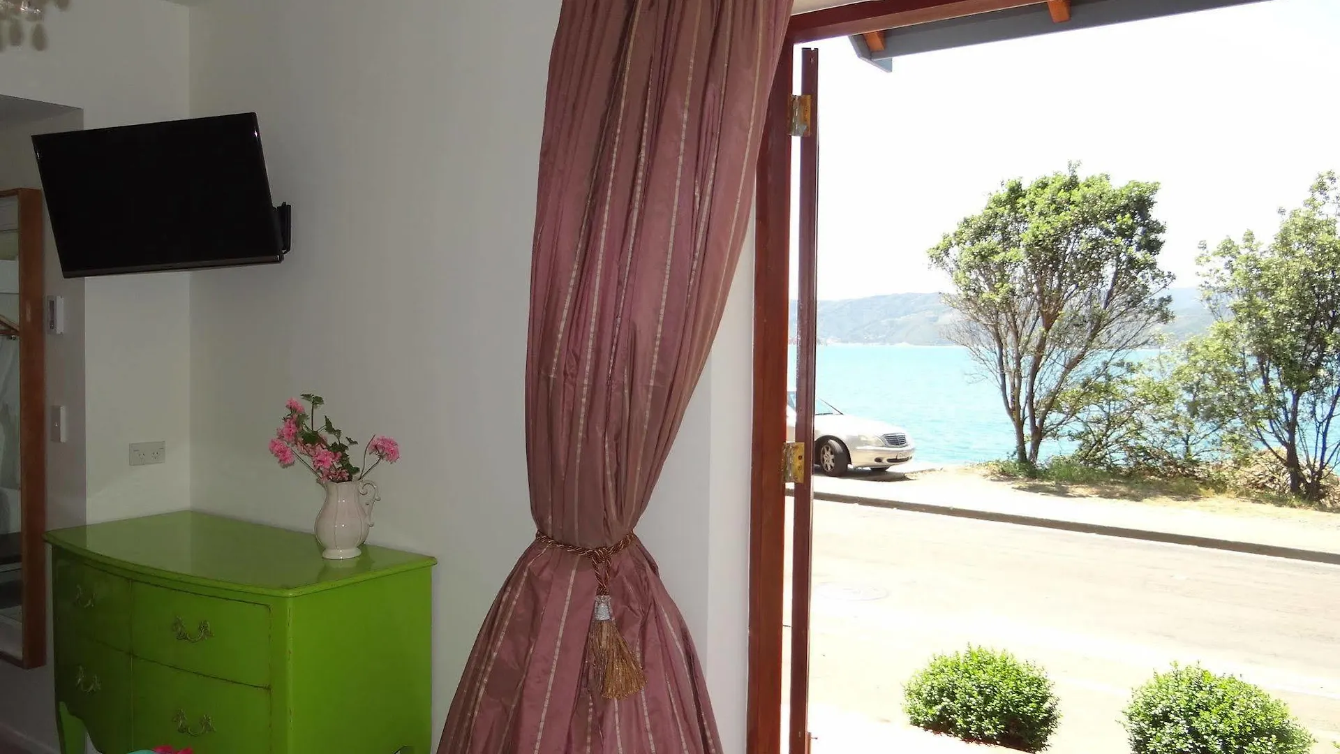 Edgewater Lodge Wellington Bed and breakfast